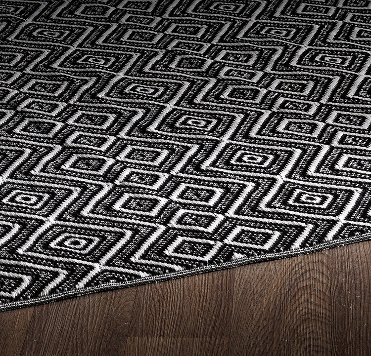 Fiesta FIE-4508-BLKWHT Indoor Outdoor Black White Mirage Reversible Plastic Area Rug By Viana Inc
