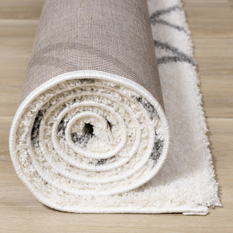 Alfombra peluda Fergus White Grey Lines Crossing de Kalora Interiors