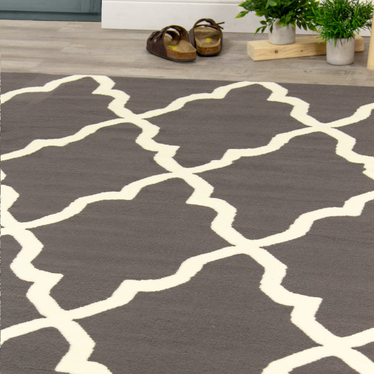 Fiona 3603_1911 Alfombra gris crema con diseño Ogee de Novelle Home
