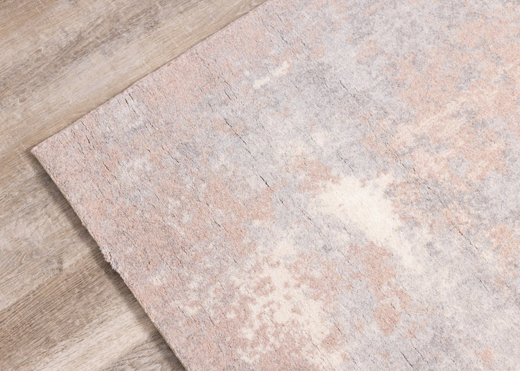 Alfombra nórdica gris rosa crema desgastada de Kalora Interiors