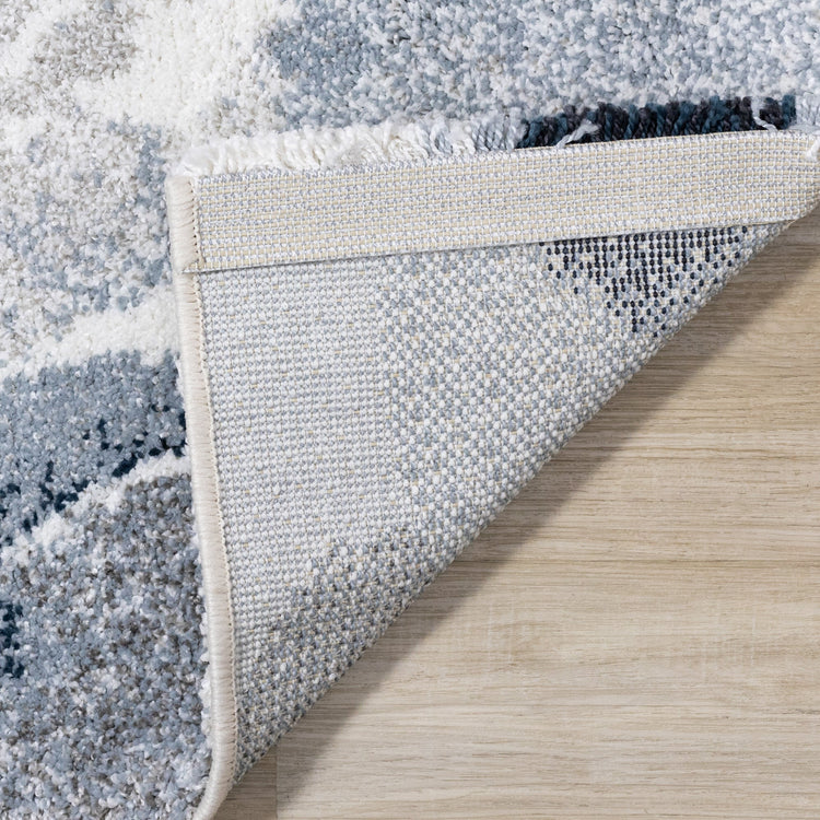 Alfombra gris sable con estampado floral azul crema de Kalora Interiors