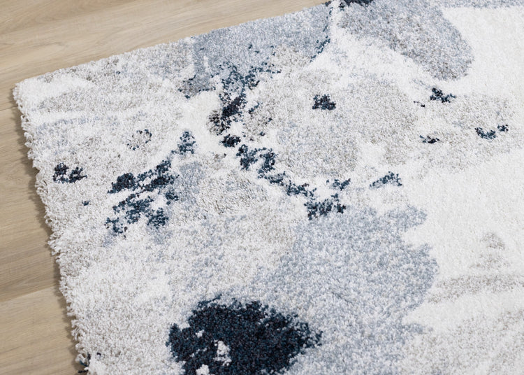 Alfombra gris sable con estampado floral azul crema de Kalora Interiors