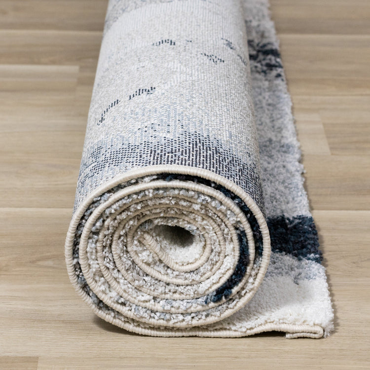 Alfombra gris sable con estampado floral azul crema de Kalora Interiors