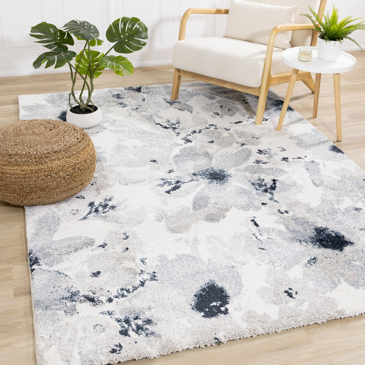 Alfombra gris sable con estampado floral azul crema de Kalora Interiors