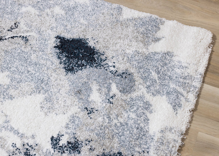 Alfombra gris sable con estampado floral azul crema de Kalora Interiors