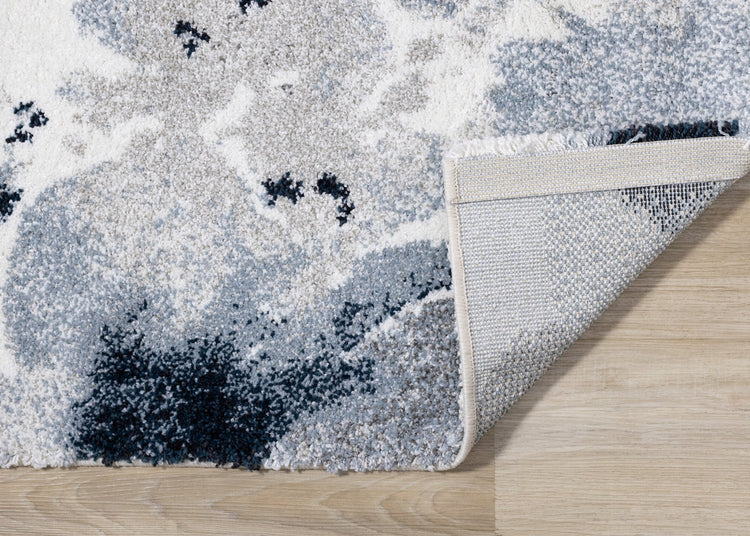 Alfombra gris sable con estampado floral azul crema de Kalora Interiors