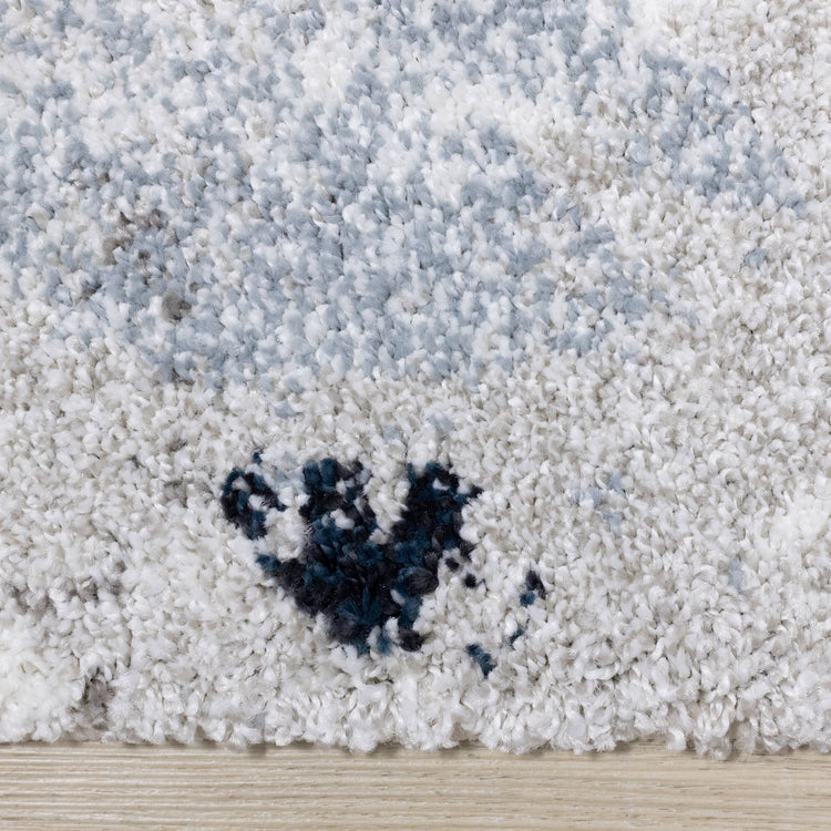 Alfombra gris sable con estampado floral azul crema de Kalora Interiors
