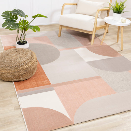 Alfombra de felpa con diseño multigeométrico en crema, rosa y gris Belle de Kalora Interiors