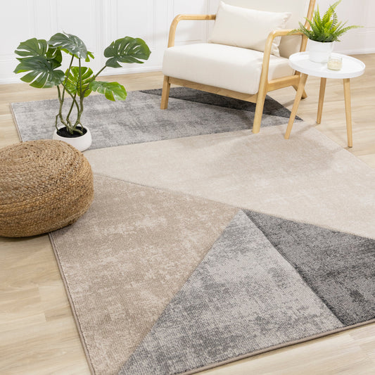 Alfombra con patrón triangular tallado en beige y gris folio de Kalora Interiors
