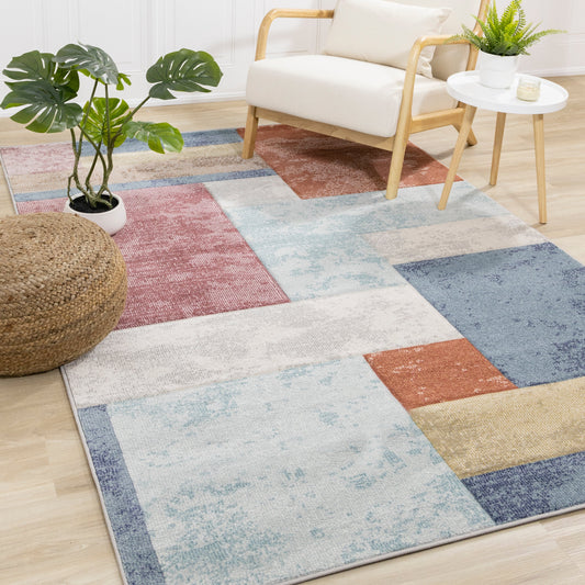 Alfombra con patrón cuadrado tallado en rojo, azul, amarillo y blanco desgastado Folio de Kalora Interiors