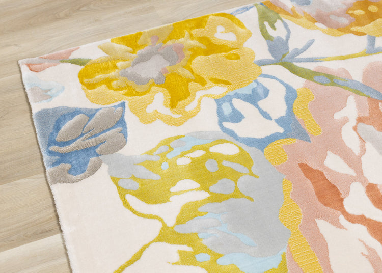 Alfombra Belle con diseño floral en amarillo, azul y rosa de Kalora Interiors