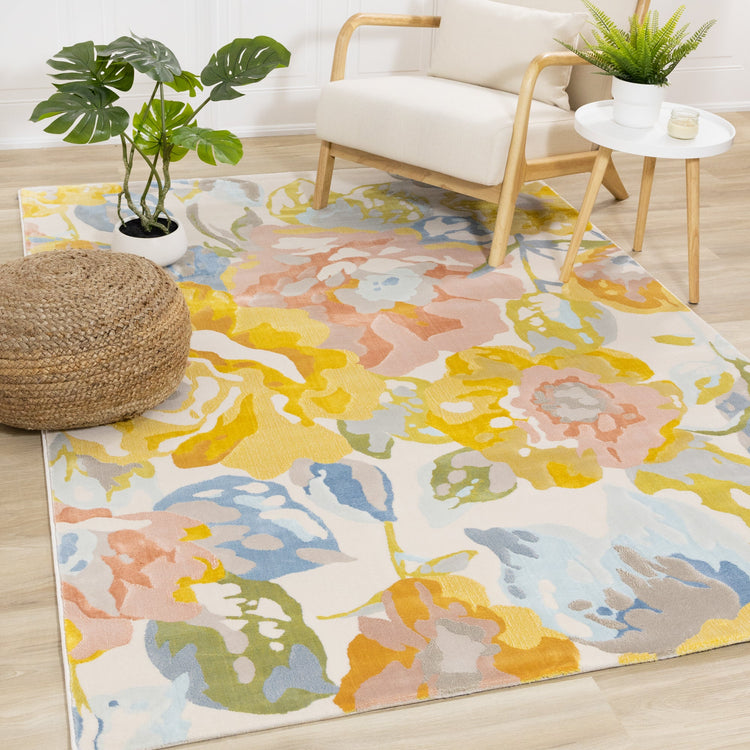 Alfombra Belle con diseño floral en amarillo, azul y rosa de Kalora Interiors