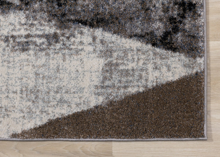Alfombra triangular robusta marrón gris crema Breeze de Kalora Interiors