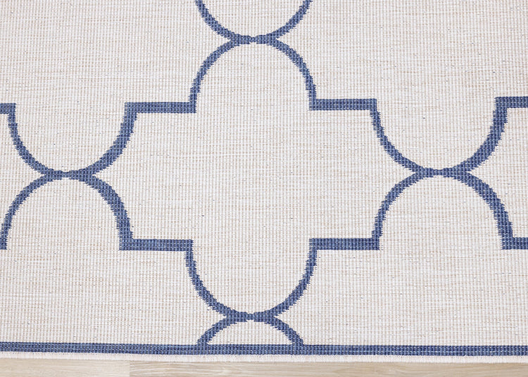 Alfombra geométrica reversible para exteriores Bristol en azul y blanco de Kalora Interiors