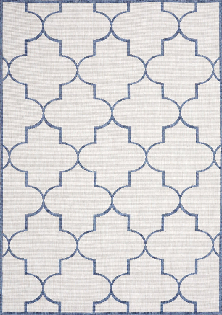 Alfombra geométrica reversible para exteriores Bristol en azul y blanco de Kalora Interiors