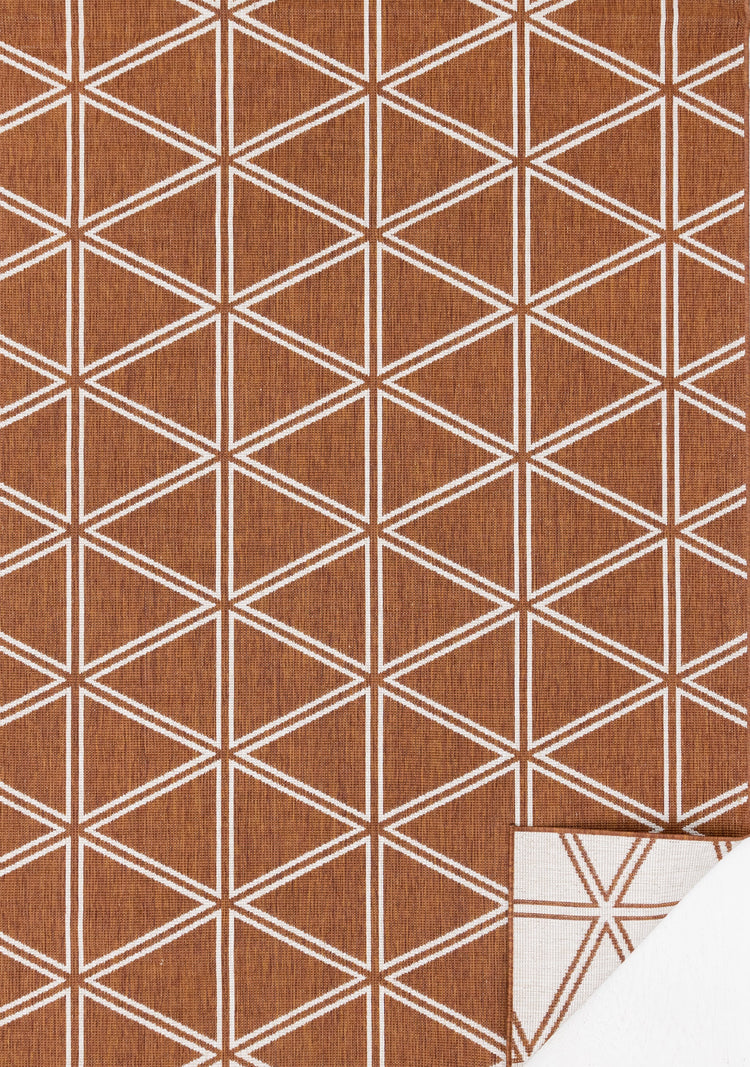 Alfombra triangular geométrica en blanco y naranja Bristol de Kalora Interiors