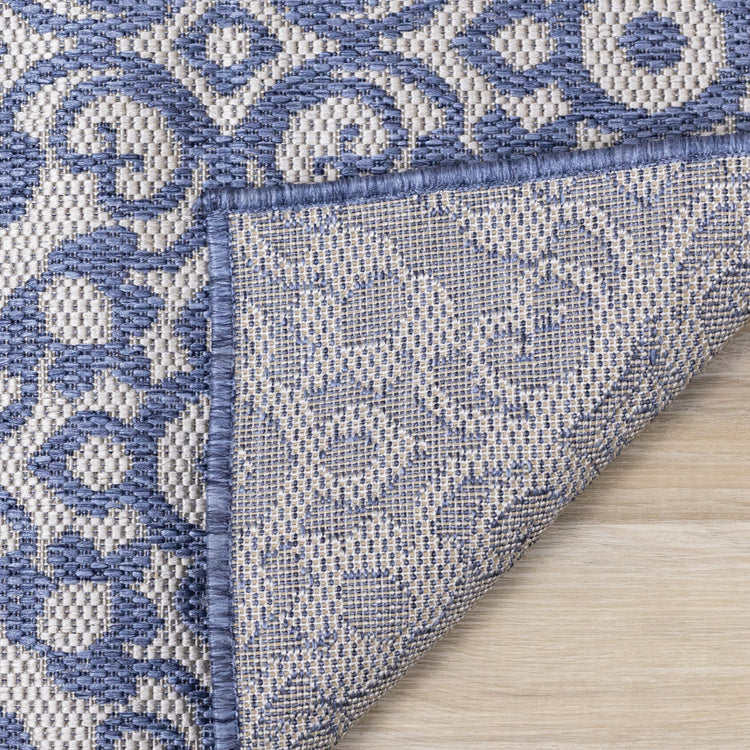 Alfombra de exterior de tejido plano de damasco azul Canopy de Kalora Interiors