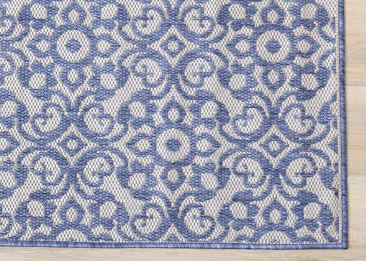 Alfombra de exterior de tejido plano de damasco azul Canopy de Kalora Interiors