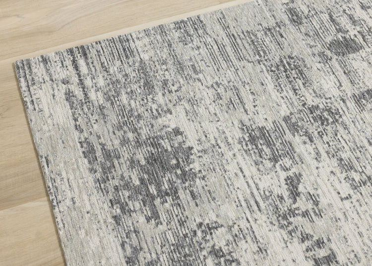 Alfombra con bordes desteñidos en gris catedral de Kalora Interiors