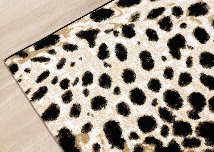Alfombra de felpa con estampado de leopardo en negro y beige claro de Kalora Interiors