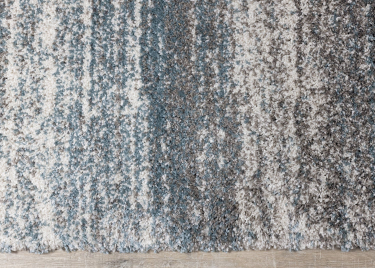 Alfombra de tacto suave con rayas desgastadas en gris y azul Maroq de Kalora Interiors