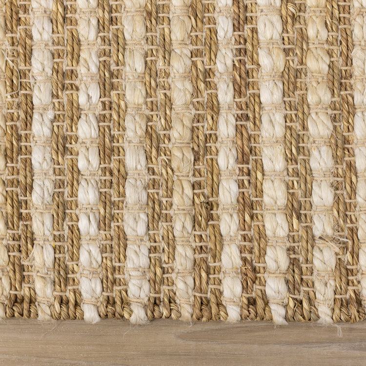 Alfombra de tejido intrincado en beige Naturals de Kalora Interiors