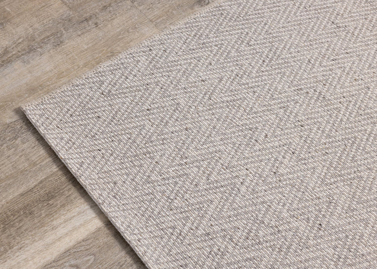 Alfombra de tejido plano con textura Chevron en gris Peak de Kalora Interiors