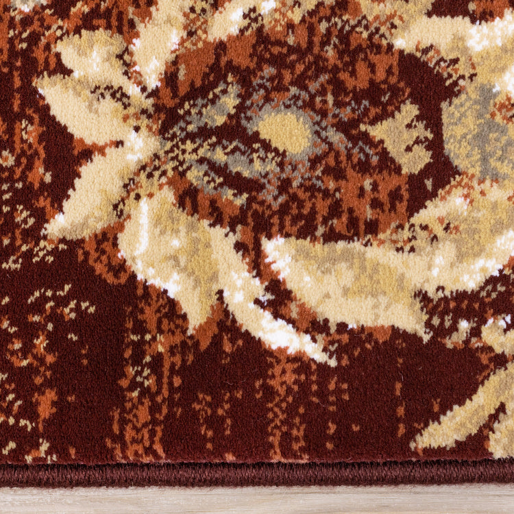 Alfombra de felpa tradicional en rojo y beige claro de Kalora Interiors