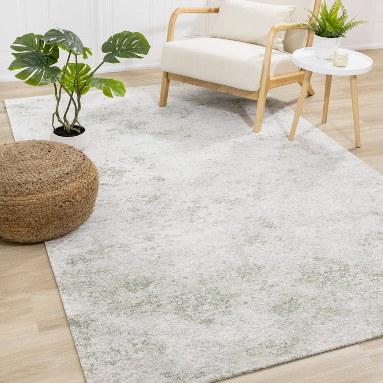 Alfombra de área envejecida en verde menta de Kalora Interiors