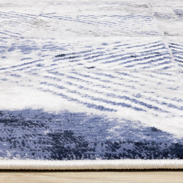 Alfombra de rejilla triangular desgastada gris azul blanco Chorus de Kalora Interiors