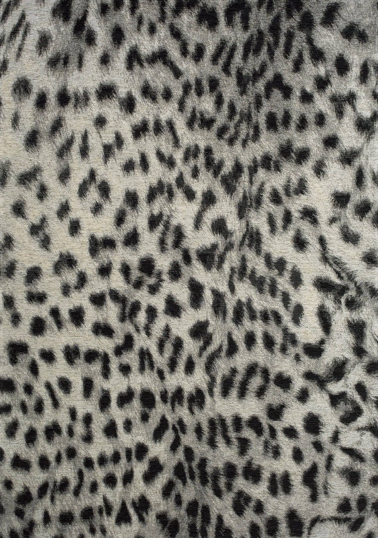 Alfombra con estampado de leopardo negro y gris catedral de Kalora Interiors