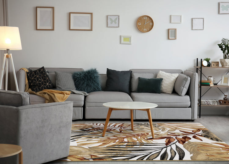 Alfombra con estampado de hojas de palmera en blanco, beige y gris claro de Kalora Interiors