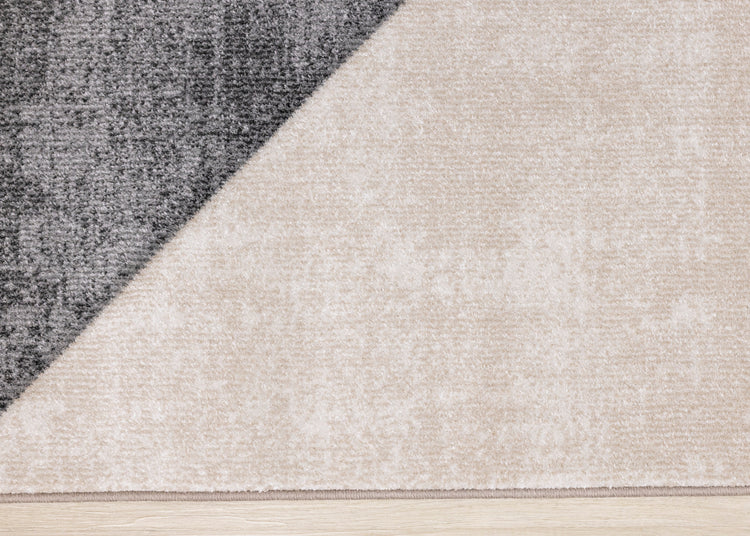 Alfombra con patrón triangular tallado en beige y gris folio de Kalora Interiors
