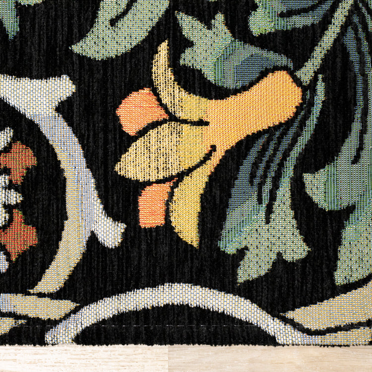 Alfombra con estampado floral simétrico en verde catedral, negro, rojo, gris y amarillo de Kalora Interiors