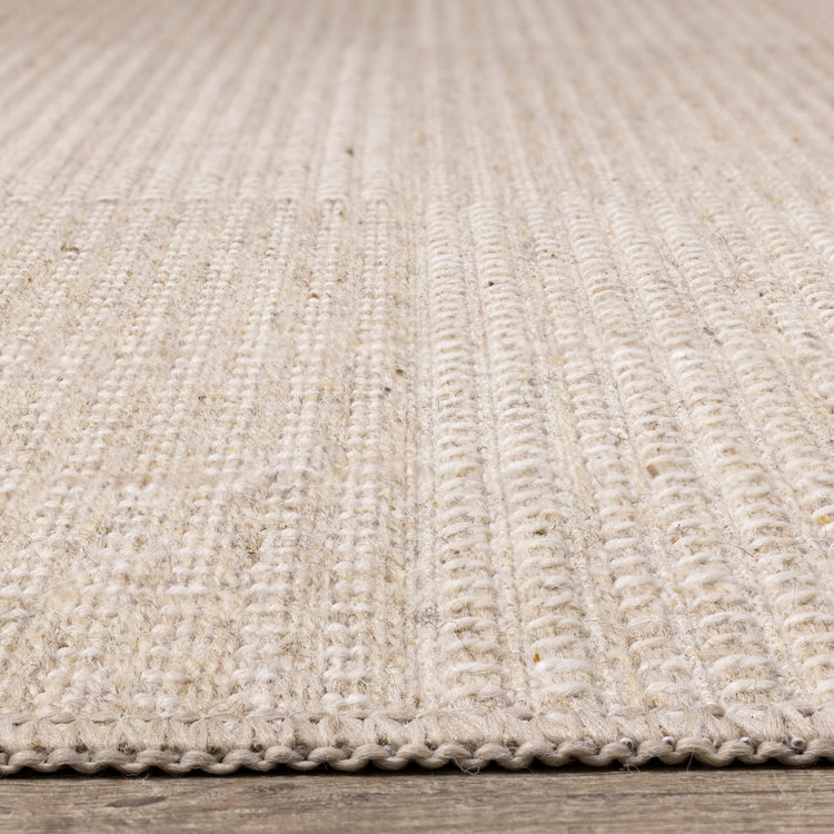 Alfombra de lana con bloques de textura jaspeada en beige Peak de Kalora Interiors