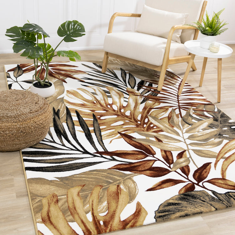 Alfombra con estampado de hojas de palmera en blanco, beige y gris claro de Kalora Interiors