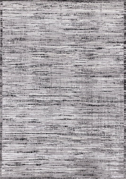 Alfombra de felpa iridiscente Chorus en negro, gris y blanco de Kalora Interiors