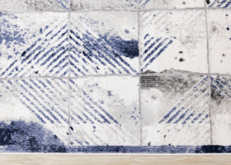 Alfombra de rejilla triangular desgastada gris azul blanco Chorus de Kalora Interiors