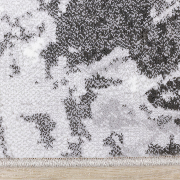 Alfombra Intrigue en espiral de mármol gris blanco de Kalora Interiors