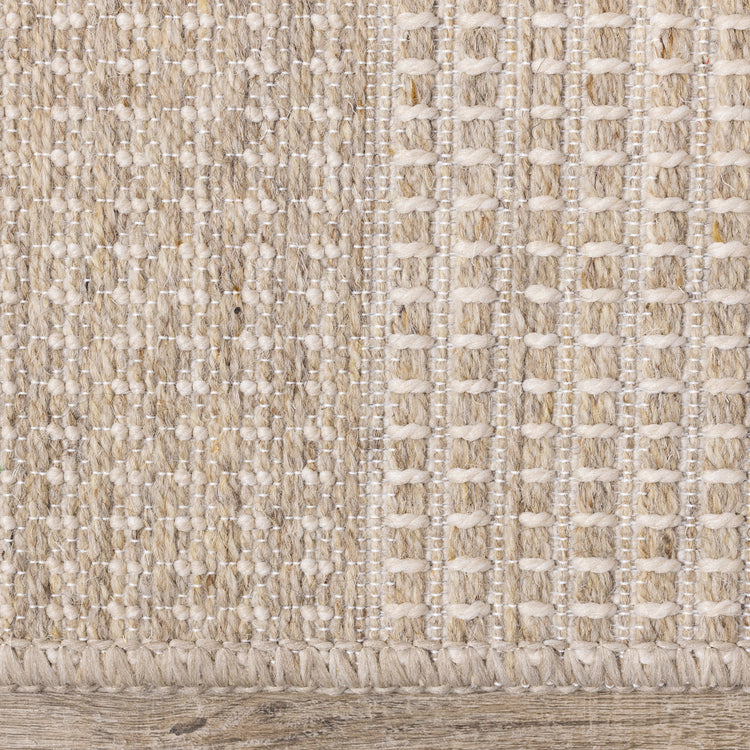 Alfombra de lana con bloques de textura jaspeada en beige Peak de Kalora Interiors
